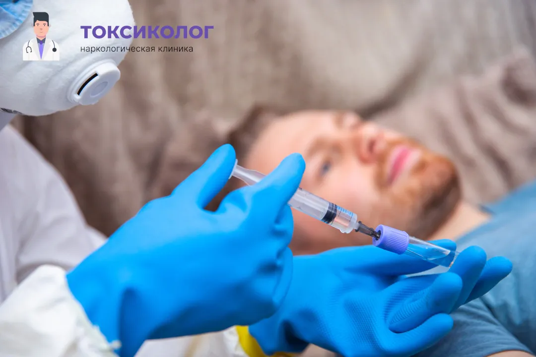 Врач берет анализы в процессе процедуры «Снятие ломки во Фрязино»